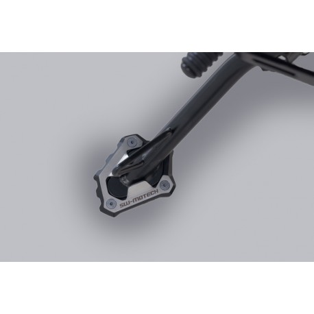 NAKŁADKA NÓŻKI BOCZNEJ SW-MOTECH BLACK/TRIUMPH SCRAMBLER 1200 X (23-) BLACK SILVER